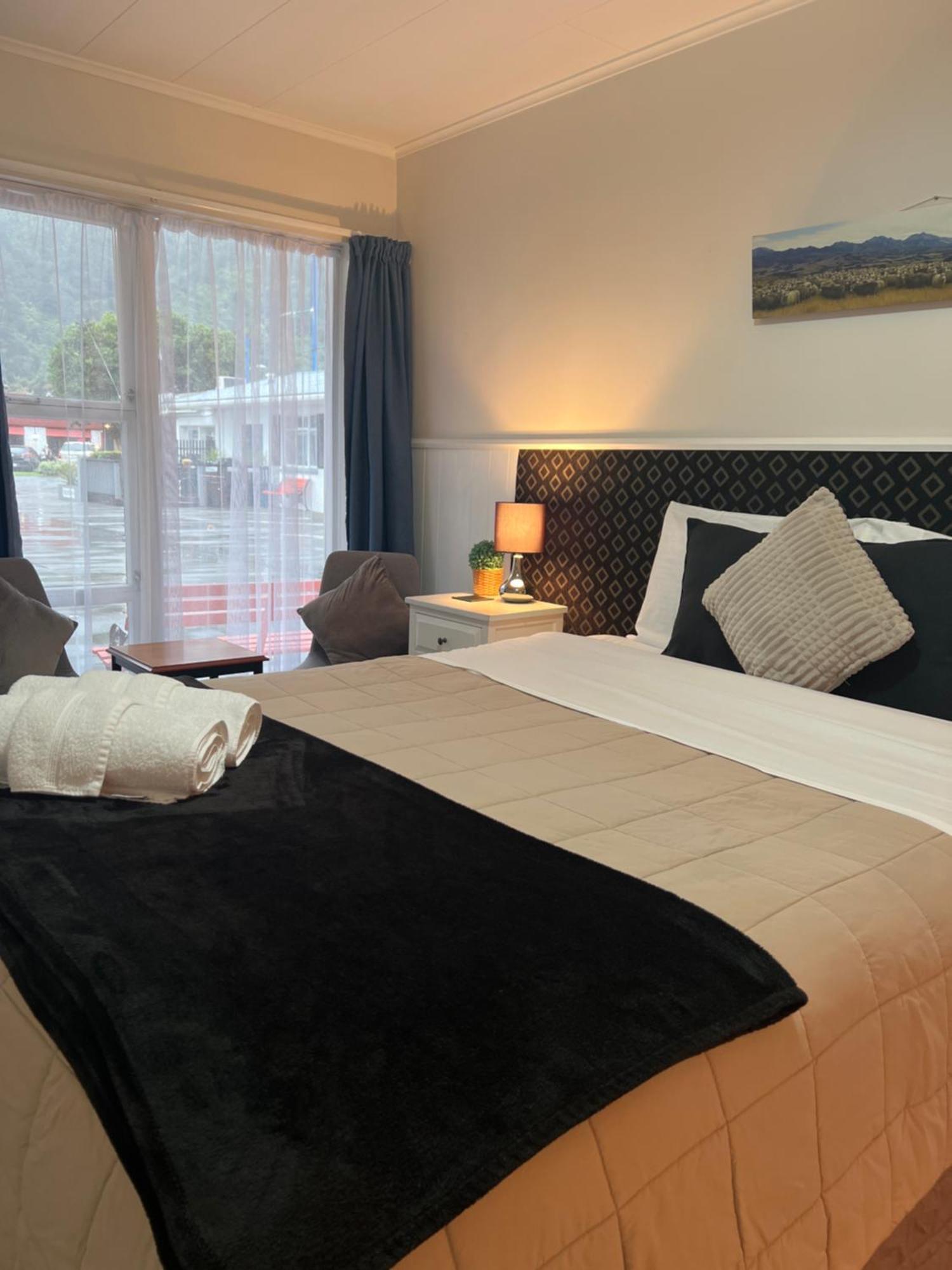 High Street Living Motel พิคตัน ภายนอก รูปภาพ