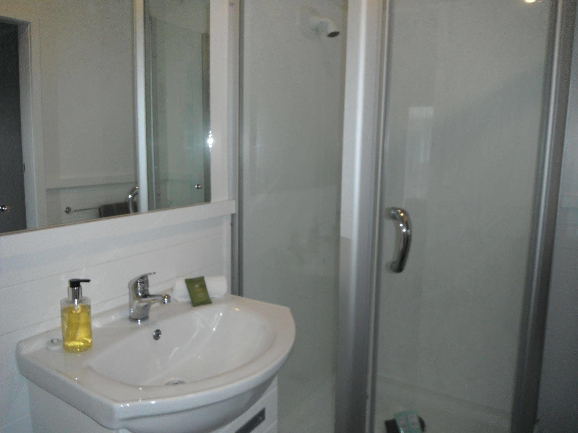 High Street Living Motel พิคตัน ภายนอก รูปภาพ